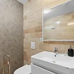 Lejlighed Vernescu In The Heart Of The With Free Parking Bukarest
